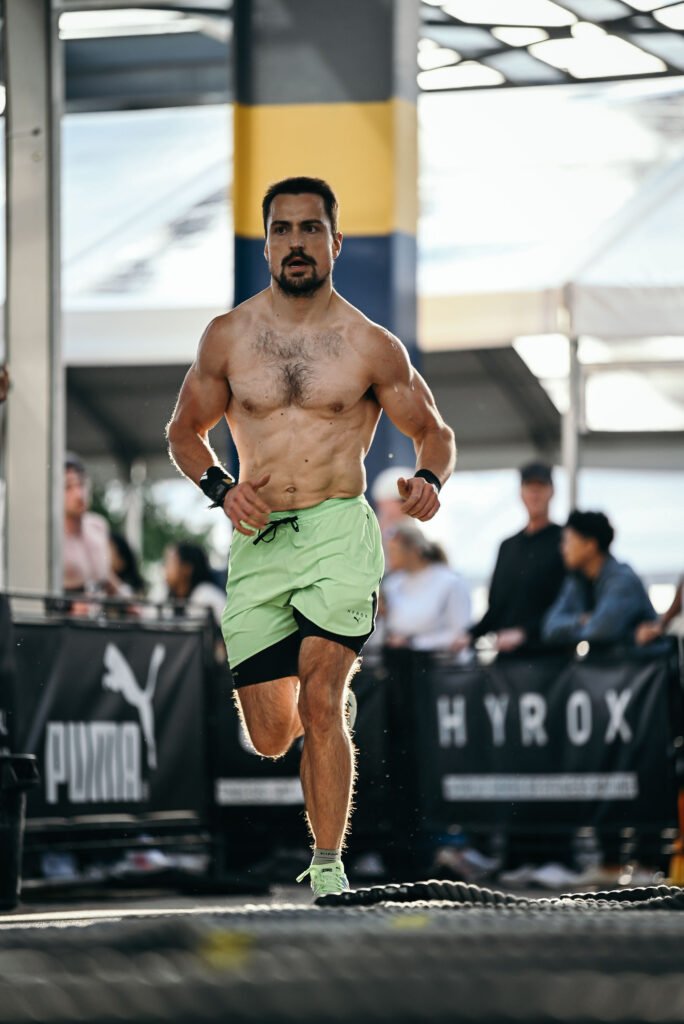 Ma tenue d'Hyrox est simple : chaussures carbonnes, short puma, et pas de haut