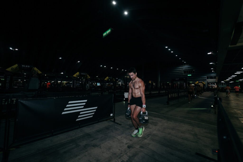 Lacher les poids n'est pas une option les amis. Mon conseil : plonge tes mains dans la magnésie avant de te lancer sur les 200m.